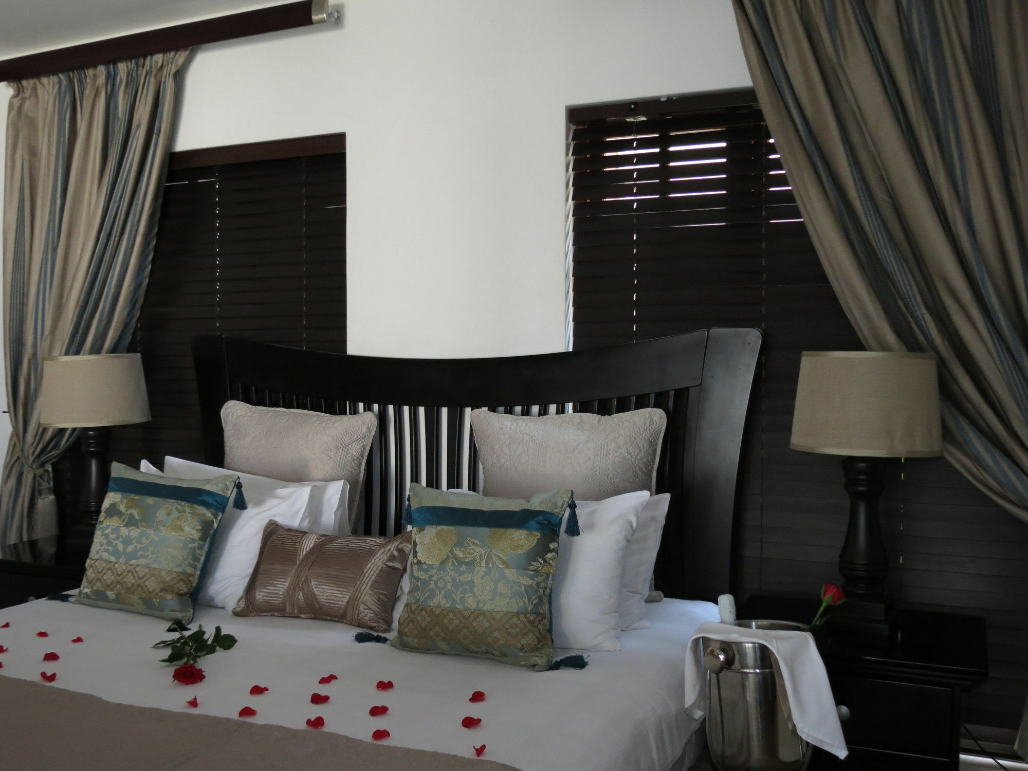 Galagos Lodge Hartbeespoort Exterior photo